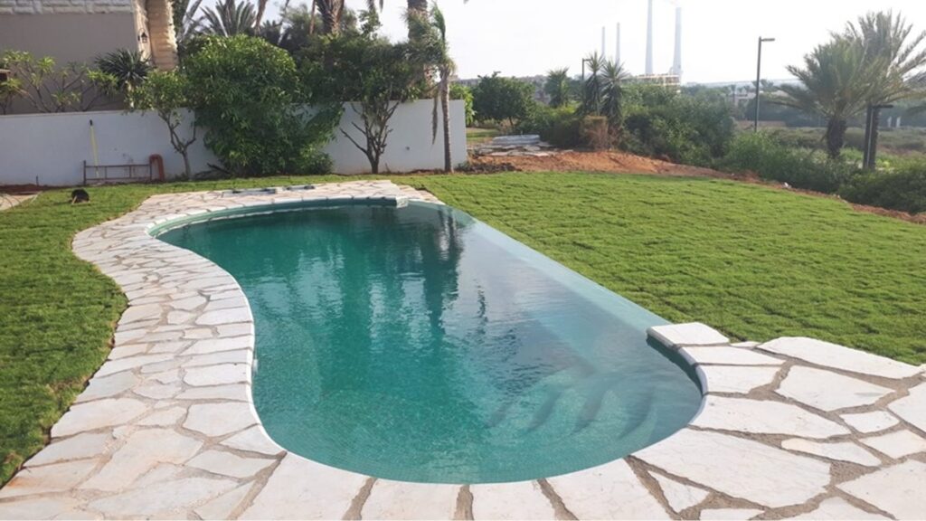 בריכה פרטית בחצר