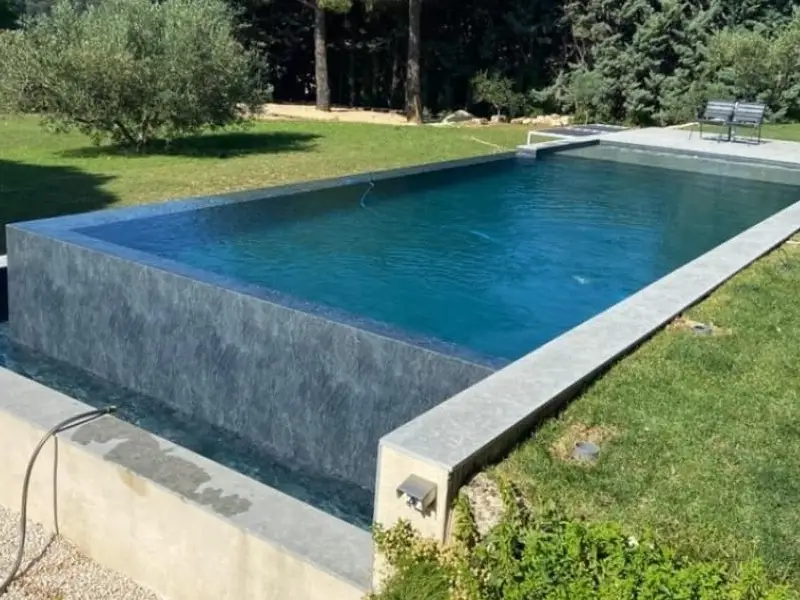 בריכת Polystone עם תאורת לד היקפית לאפקט לילה מרשים