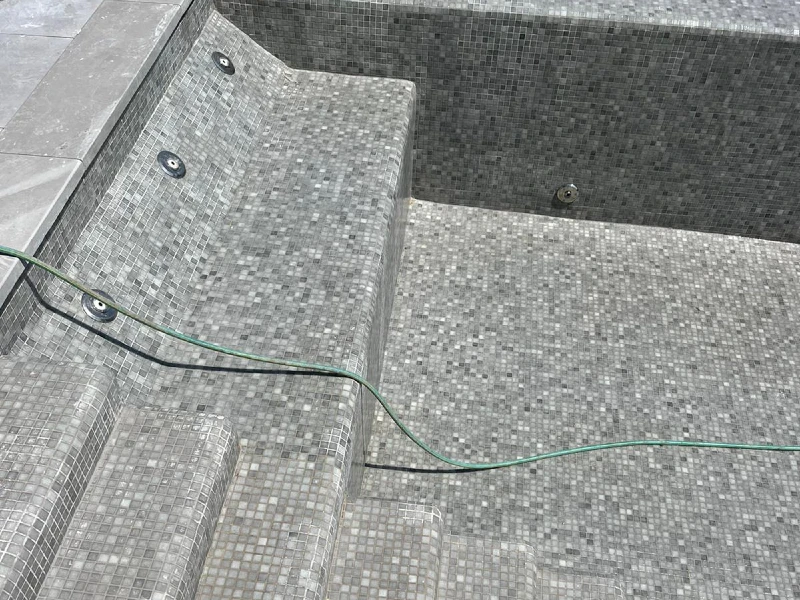 בריכת Polystone עם מפל מים אינטגרלי וגימור יוקרתי